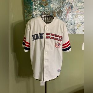 Men’s New York Yankees button up jersey in size XL.